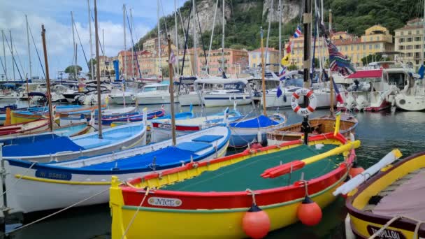 ニース フランス 2020年8月18日 8K小型カラフルな木製漁船がニースの旧港で係留 フランスのリビエラ フランス ヨーロッパ Uhd 7680 4320 — ストック動画