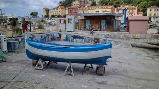 Nice Frankrijk Augustus 2020 Kleine Houten Vissersboot Uit Zee Schilderen — Stockvideo