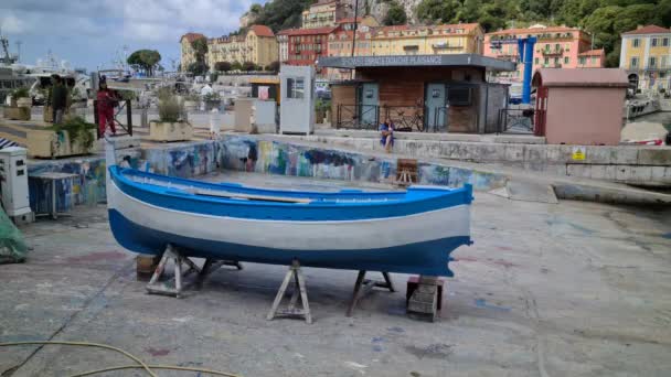 Nice, Francie - Srpen 18, 2020: 8K Malá dřevěná rybářská loď z moře pro malování a údržbu ve starém přístavu Nice, Francouzská riviéra, Francie, Evropa - 8K UHD (7680 x 4320)