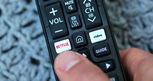 Parijs Frankrijk Augustus 2020 Netflix Prime Video Rakuten Buttons Remote — Stockvideo