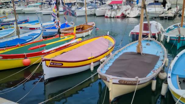 Niza Francia Agosto 2020 Hermosos Pequeños Coloridos Barcos Pesca Madera — Vídeo de stock