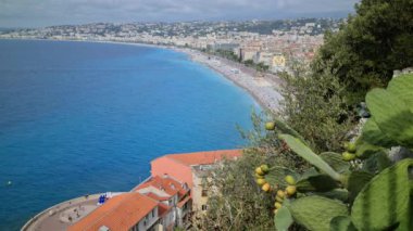 Nice, Fransa - 18 Ağustos 2020: 8K Güzel Deniz Manzarası, Akdeniz ve Kaktüs Fabrikası, Fransız Rivierası Üzerinde Gezinti Anglasi, Fransa, Avrupa - 8K UHD (7680 x 4320))