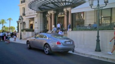 Monte-Carlo, Monaco - 8 Ağustos 2020: 8K Güzel Rolls-Royce Wraith Monte-Carlo, Monaco 'daki Hotel de Paris Girişi' nin önüne park etti.)