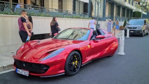 Monte Carlo Monaco Agosto 2020 Valet Parking Luxury Red Ferrari — Video Stock