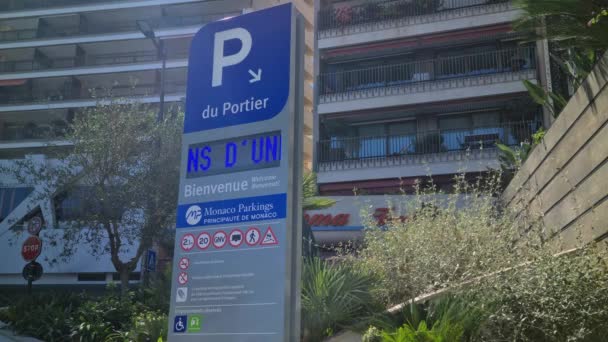 Monte Carlo Monaco Augusti 2020 Blue Parking Sign Digital Display — Stockvideo