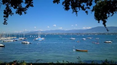 Cenevre, İsviçre - 14 Ağustos 2020: Cenevre Gölü 'nün Güzel Panorama' sı Yazın Birçok Küçük Tekne, Arka planda Alpler. Cenevre, İsviçre, Avrupa - 8K UHD (7680 x 4320)