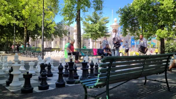 Genève Zwitserland Augustus 2020 Mensen Spelen Met Een Gigantisch Schaakspel — Stockvideo