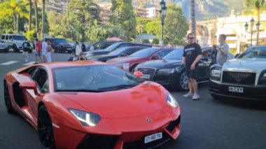 Monte-Carlo, Monako - 17 Ağustos 2020: 8 K Ferrari 458 Spider ve Lamborghini Aventador SV. Monte-Carlo, Avrupa 'da Casino Meydanı' nda İki Lüks İtalyan Süper Arabası Kullananlar - 8K UHD (7680 x 4320)