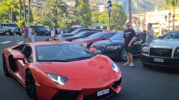 摩纳哥蒙特卡洛 2020年8月17日 Ferrari 458 Spider和Lamborghini Aventador 在摩纳哥蒙特卡洛的赌场广场上驾驶两辆豪华意大利超级轿车的男人 Uhd 7680X4320 — 图库视频影像