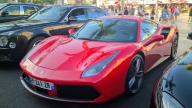 Monte-Carlo, Monaco - 17 Ağustos 2020: 8 K Kırmızı Ferrari 488 GTB Supercar Monte-Carlo, Avrupa 'daki Casino Meydanı' na park etti. Kapat Görünüm - 8K UHD (7680 x 4320)
