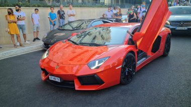 Monte-Carlo, Monaco - 17 Ağustos 2020: Güzel Orange Lamborghini Bulvarı Açık Kapılı SV, İtalyan Supercar Monte-Carlo, Avrupa 'daki Casino Meydanı' nda Park Edildi
