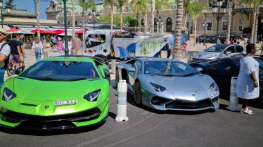 Monte-Carlo, Monaco - 8 Ağustos 2020: Lamborghini Aventador ve Lamborghini Huracan, Monte-Carlo, Avrupa 'daki kumarhane meydanına park edilmiş iki lüks süper araba