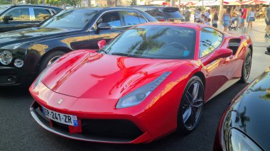 Monte-Carlo, Monaco - 17 Ağustos 2020: Kırmızı Ferrari 488 GTB Supercar Monte-Carlo, Avrupa 'daki Casino Meydanı' na park etti. Görüntüyü Kapat