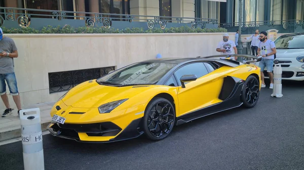 Monte-Carlo, Monaco - 17 Ağustos 2020: Güzel Sarı Lamborghini Bulvarı Supercar Monte-Carlo, Avrupa 'daki Casino Meydanı' na Park Etti 