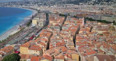 Güzel, Akdeniz şehrinin güzel hava manzarası ve Fransız Rivierası 'nda gezinti güvertesi - DCi 4K Video