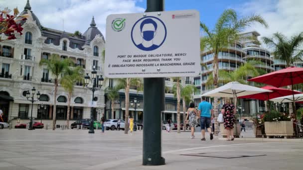 Monte Carlo モナコ 2020年9月9日 8K保護顔マスクヨーロッパ モナコのモンテカルロにあるカジノ広場にサインが必要です クローズアップビュー Uhd 7680 4320 — ストック動画