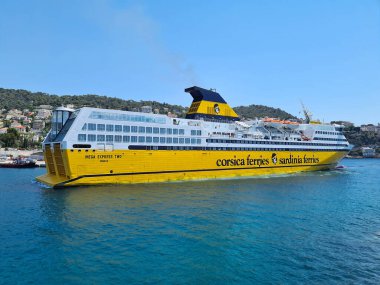 Nice, Fransa - 16 Temmuz 2020: Korsika Feribotları - Yolcuları Güzel, Akdeniz, Fransız Rivierası, Fransa, Avrupa Limanında Sardunya Feribotu 