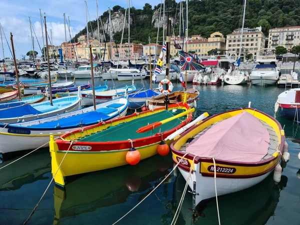 2020年8月18日 法国里维拉 旧的尼斯港停泊着色彩艳丽的木制小船 — 图库照片