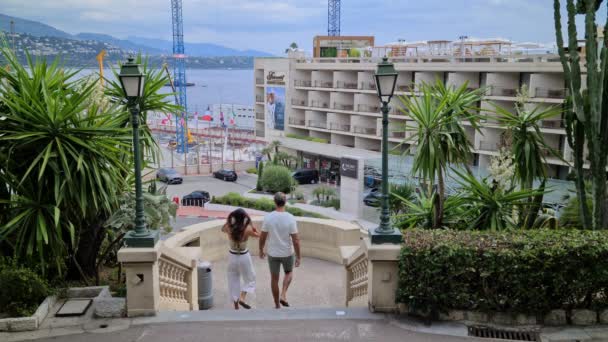 Monte Carlo Monako Září 2020 Krásný Mladý Pár Kráčející Schodech — Stock video