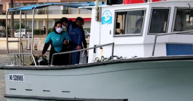 Roquebrune-Cap-Martin, Fransa - 20 Eylül 2020: Coronavirus COVID-19 Dalgıçlar Teknede Cerrahi Maskeli, Roquebrune-Cap-Martin Dalış Kulübü Fransız Riviera, Fransa Avrupa - DCi 4K Kararı