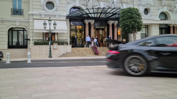 Monte Carlo Mônaco Setembro 2020 Carros Luxo Dirigindo Frente Hotel — Vídeo de Stock