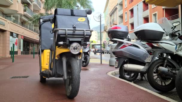 Roquebrune Cap Martin Francia Septiembre 2020 Yellow Postal Delivery Ligier — Vídeo de stock