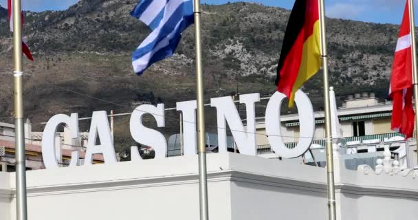 Firma Del Casino Blanco Con Banderas Techo Vista Cerca Resolución — Vídeo de stock