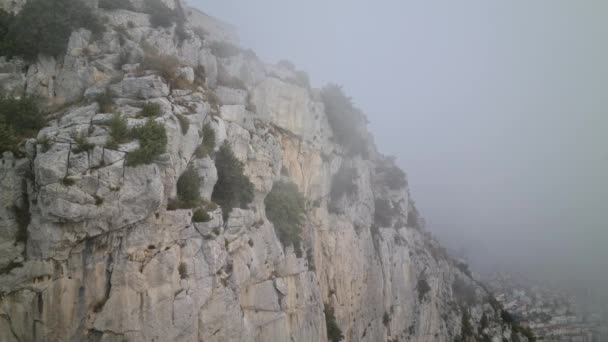 Függőleges Kőfal Ködben Hegynél Tete Chien Monaco Felett Francia Riviérán — Stock videók
