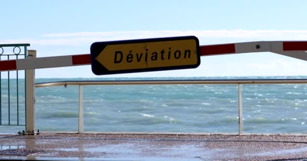 Una Señal Desviación Carretera Francesa Frente Mar Menton Está Cerrado — Vídeo de stock