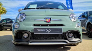 Menton, Fransa - 3 Ekim 2020: 8 K Küçük Yeşil Fiat 595 İtalyan Abarth Spor Arabası Fransa Riviera 'sında, Menton Meydanı' nda park halinde. Ön Görünümü Kapat - 8K UHD (7680 x 4320)