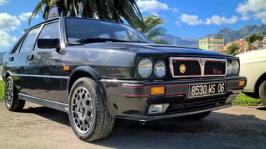 Menton, Fransa - 3 Ekim 2020: 8 K Black Lancia Delta HF Küçük İtalyan Spor Arabası Menton Meydanı 'nda Fransız Riviera, Fransa Avrupa' sında park halinde. Ön Görünümü Kapat - 8K UHD (7680 x 4320)