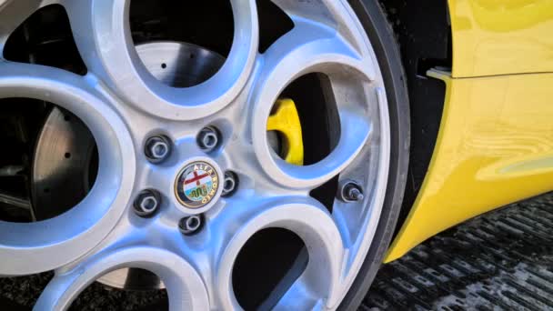 Menton França Outubro 2020 Close Racing Alloy Wheel Rim Yellow — Vídeo de Stock