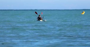 Roquebrune-Cap-Martin, Fransa - 5 Ekim 2020: Man Paddling In Şişirilebilir Akdeniz Kayığı, French Riviera, Fransa, Avrupa - DCi 4K Kararı