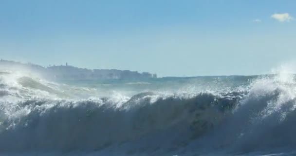 Vackra Stora Vita Vågor Träffa Havet Shore Soliga Dagen Medelhavet — Stockvideo