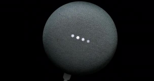 Paris Prancis Oktober 2020 Overhead View Rotation Google Home Mini — Stok Video