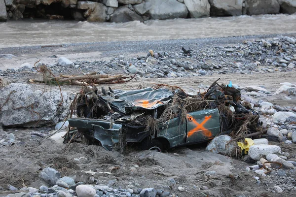 法国Breil Sur Roya 2020年10月8日 Breil Sur Roya镇被罗亚河洪水淹没 4X4型Suv汽车在欧洲亚历克斯风暴中被完全摧毁 — 图库照片