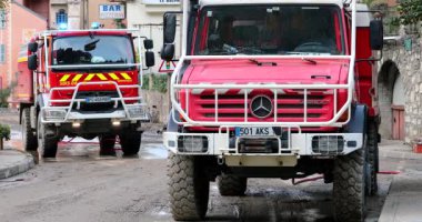 Breil-Sur-Roya, Fransa - 8 Ekim 2020: Breil-Sur-Roya sokaklarını temizleyen iki Fransız Kırmızı Yol İtfaiye Aracı, Avrupa - DCi 4K Kararı sırasında Roya Nehri 'nin taşması sonucu sular altında kaldı