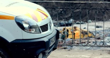 Breil-Sur-Roya, Fransa - 8 Ekim 2020: Fransız Kızıl Haçı 'nın Renault Kangoo Arabası (Croix-Rouge Francaise) Breil-Sur-Roya, Şehir Roya Nehri' nin taşması ile sular altında kaldı, Fırtına Alex - DCi 4K Çözünürlüğü