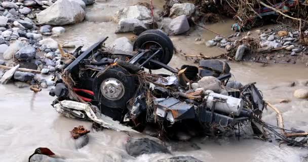 2020年10月8日フランス ブリル スール ロワ市がロイア川の洪水により水没 ヨーロッパ アレックス嵐の際に大型トラックが完全に破壊されました Dci 4K解像度 — ストック動画