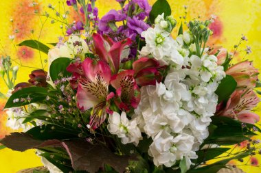 Parlak arka planda bahar çiçeklerinin buketi.