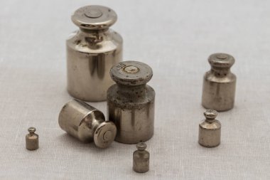 Beyaz arkaplanda eski ağırlık ölçeği