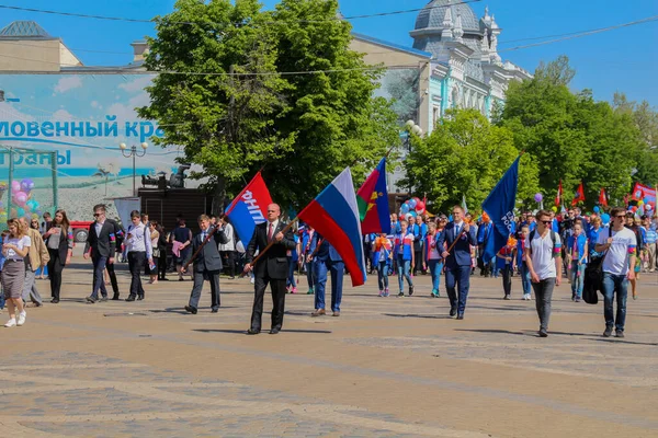 Krasnodar Rusia Mayo 2017 Gente Participa Manifestación Del Primero Mayo — Foto de Stock