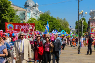 Krasnodar, Rusya - 1 Mayıs 2017: İnsanlar Krasnodar 'da 1 Mayıs (İşçi Bayramı) gösterisine katıldı. İnşaatçılar sendikası.