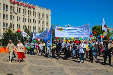 Krasnodar, Rusya - 1 Mayıs 2017: İnsanlar Krasnodar 'da 1 Mayıs (İşçi Bayramı) gösterisine katıldı. Kamu kurum çalışanlarının sendikası.