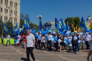 Krasnodar, Rusya - 1 Mayıs 2017: Rusya Liberal Demokrat Partisi (LDPR) Krasnodar 'da düzenlenen 1 Mayıs İşçi Bayramı gösterisine katıldı. LDPR Rusya 'da ünlü bir sahte (