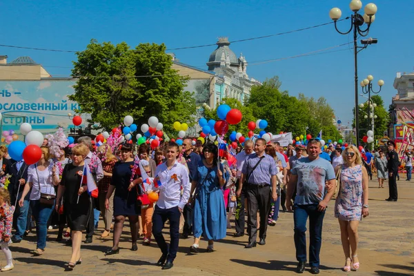 Krasnodar Rusia Mayo 2017 Gente Participa Manifestación Del Primero Mayo — Foto de Stock