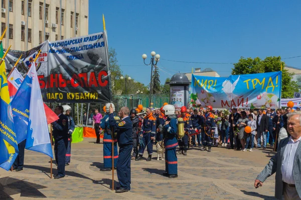 Krasnodar Rusia Mayo 2017 Gente Participa Manifestación Del Primero Mayo — Foto de Stock