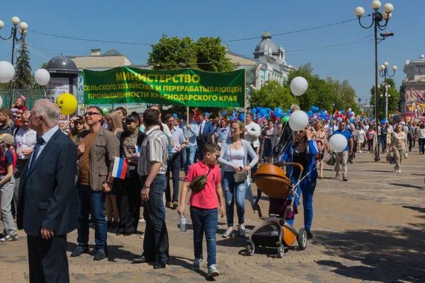Krasnodar Rusia Mayo 2017 Gente Participa Manifestación Del Primero Mayo — Foto de Stock