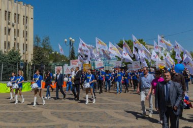 Krasnodar, Rusya - 1 Mayıs 2017: İnsanlar Krasnodar 'da 1 Mayıs (İşçi Bayramı) gösterisine katıldı. Rusya 'nın tarım birliği.