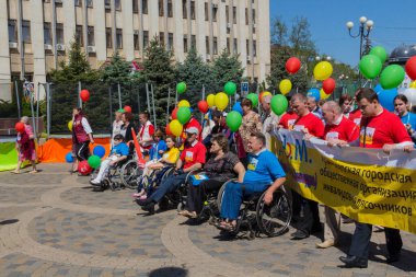 Krasnodar, Rusya - 1 Mayıs 2017: İnsanlar Krasnodar 'da 1 Mayıs (İşçi Bayramı) gösterisine katıldı. Şehrin engelli insan organizasyonu.